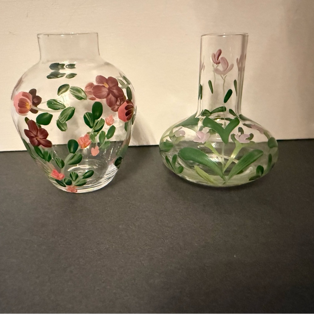 VINTAGE BUD VASES PAIR SMALL CLEAR GLASS HAND PAINTED FLOWERS PINK PURPLE GREEN - Picture 2 of 7